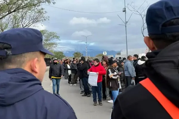 Una multitud espera por La Mona Jiménez en el cierre del Festival del Poncho 2025