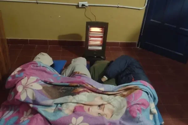 Denuncia de padres: Sin transporte escolar, los chicos deben dormir en el piso de la Escuela N° 150 de Bajo Hondo