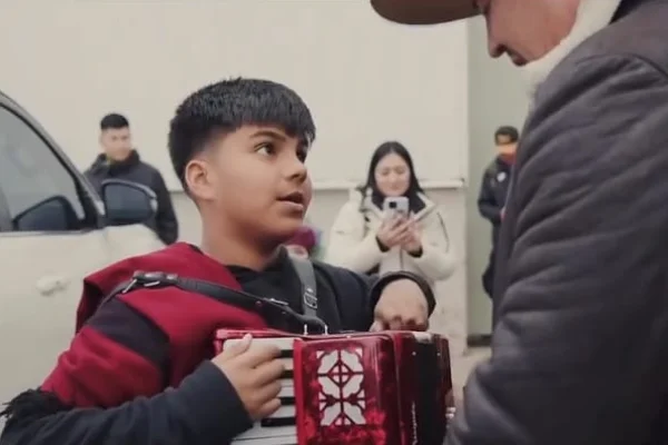 Christian Herrera cumplió su promesa y le regaló un acordeón a un niño riojano apasionado por la música