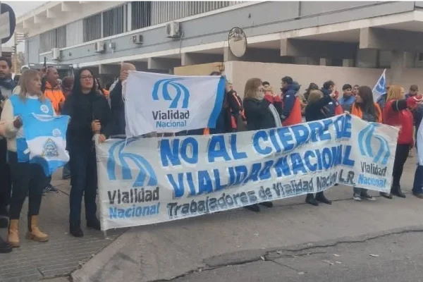 Trabajadores de Vialidad Nacional marcharon contra el ajuste del Gobierno de Javier Milei