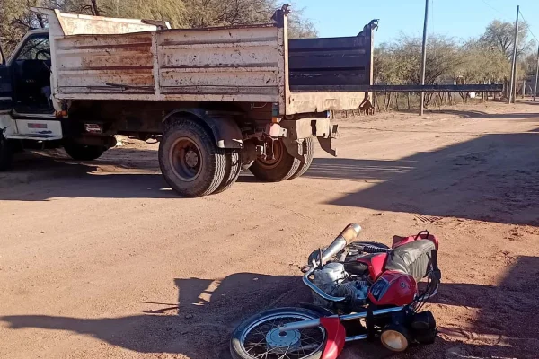 Un motociclista impactó contra un camión y resultó con heridas