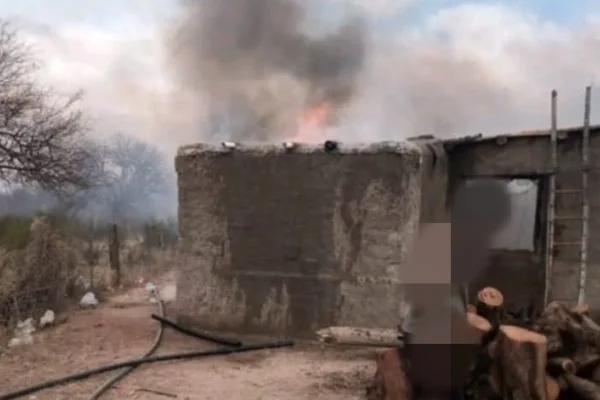 Voraz incendio en una vivienda en El Totoral: la familia perdió todo