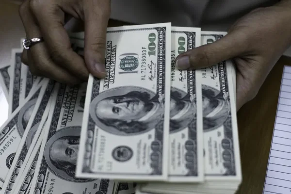 El dólar oficial subió $25, cerró en $1.325 y quedó de nuevo arriba del blue