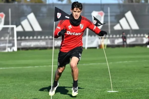 Alarmas en River: Martínez Quarta sufrió una molestia en la rodilla derecha y no viaja a Santiago