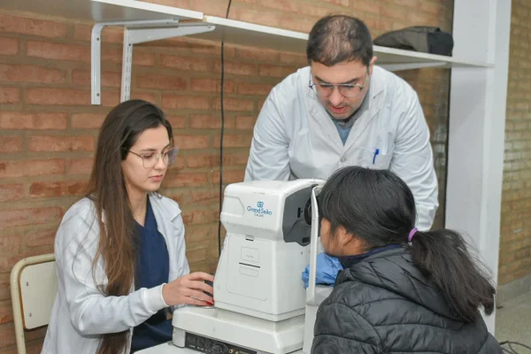 “Crecer Sanos” llegó a la Escuela N.º 412 con controles oftalmológicos para estudiantes