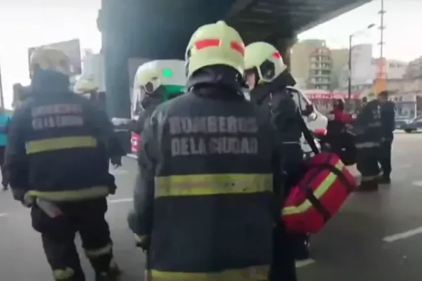 Palermo: un hombre y una mujer cayeron desde el Puente Pacífico