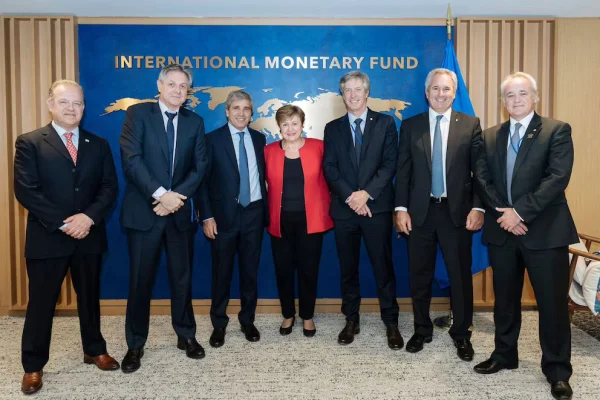 El FMI aprobó la revisión de metas y la Argentina recibirá un desembolso de USD 2.000 millones