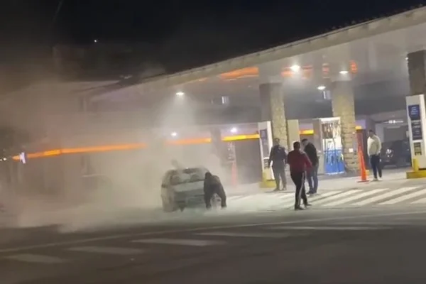 Se incendio un auto en la estación de servicio ACA