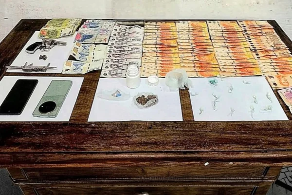 Esta madrugada, gendarmeria frenó a un sospechoso armado con droga, teléfonos y plata