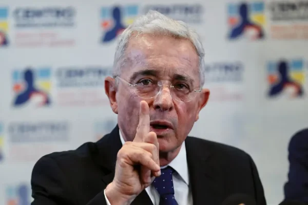 Álvaro Uribe, expresidente de Colombia, fue condenado a 12 años de prisión