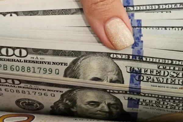 Otra disparada del dólar oficial: subió $55, llegó a $1.380 y volvió a quedar arriba del blue