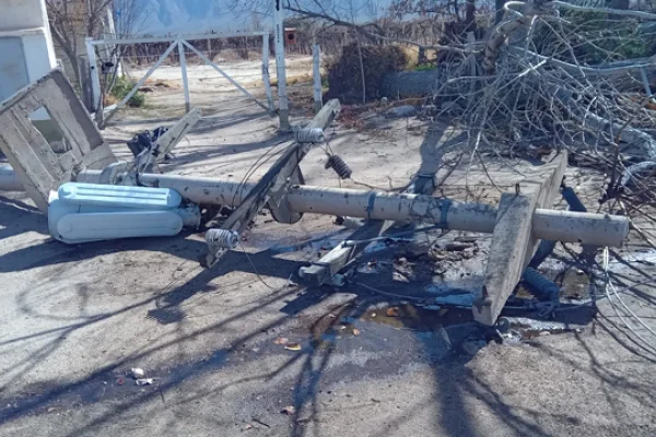 El zonda provocó caida de postes en Anillaco y lo dejó sin luz