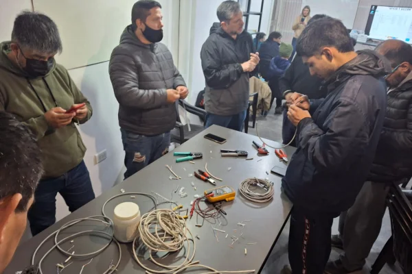 Estudiantes del curso de Sistemas de Seguridad Electrónica avanzan con prácticas claves