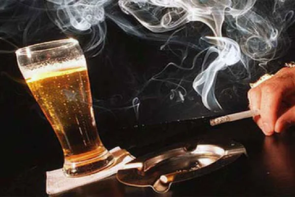 Demencias: alcohol y tabaco gatillan el deterioro cognitivo