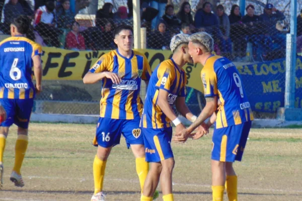 Defe acertó y festejó ante el sarmientino