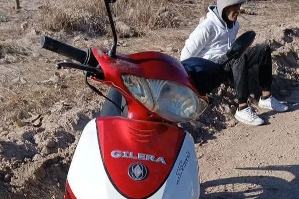 Robó una moto, no pudo arrancarla y fue detenido