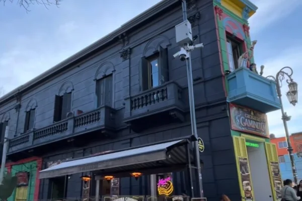 La Boca: pintaron de negro un sector en Caminito para promocionar la nueva temporada de Merlina