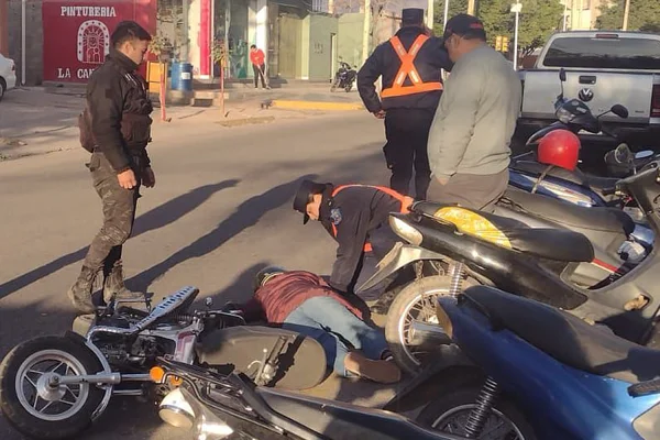 Buscan al conductor de una camioneta que huyó tras chocar a una motociclista
