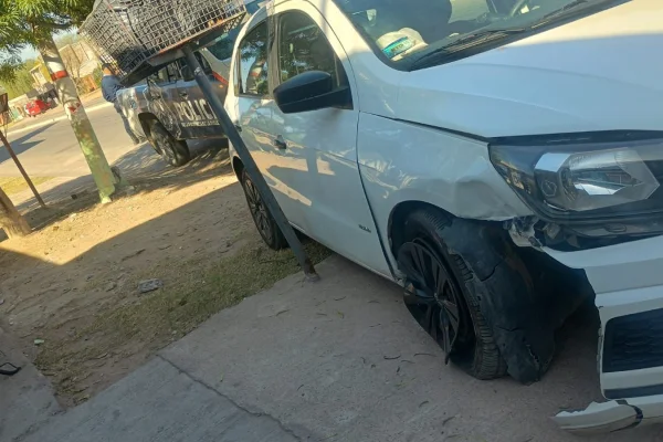 Un auto quedó con daños materiales tras impactar contra un poste de electricidad
