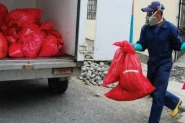 Camioneros paralizan la recolección de residuos patológicos por falta de pago