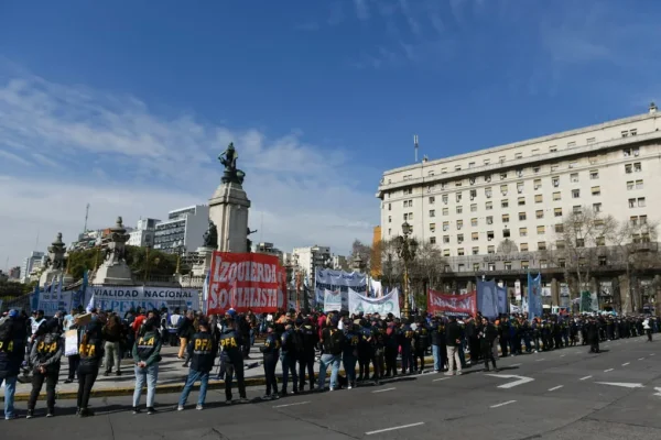 Corridas, gases lacrimógenos y un camión hidrante en la marcha de jubilados en el Congreso