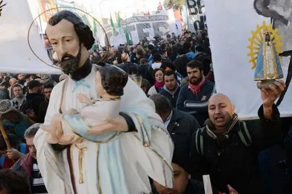 Trabajo, pan y dignidad: La Rioja en San Cayetano marcha contra el ajuste