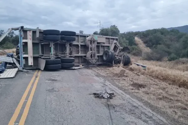 Volcó un camión con acoplado en Ruta 79