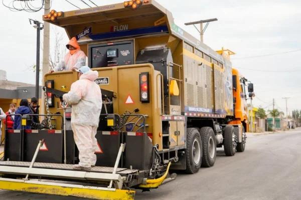 Provincia y Municipio incorporan nueva tecnología de pavimentación para recuperar la transitabilidad en los barrios capitalinos
