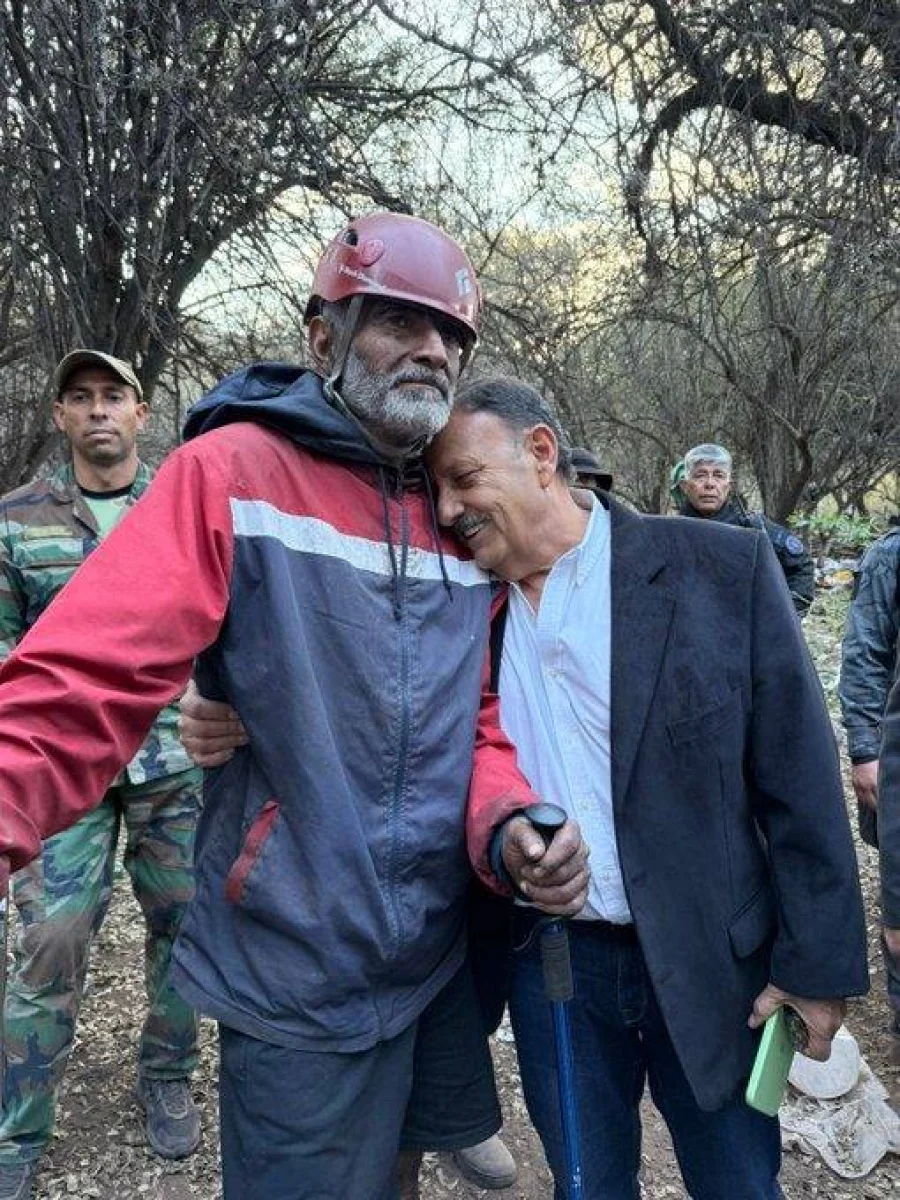 El d&iacute;a en que fue hallado, se hizo presente el <b>Ricardo Quintela</b>, quien acompa&ntilde;&oacute; el operativo y destac&oacute; el trabajo de los equipos de b&uacute;squeda. La imagen del Gobernador junto al atleta recorri&oacute; r&aacute;pidamente los medios provinciales y nacionales, reforzando el impacto institucional del caso.