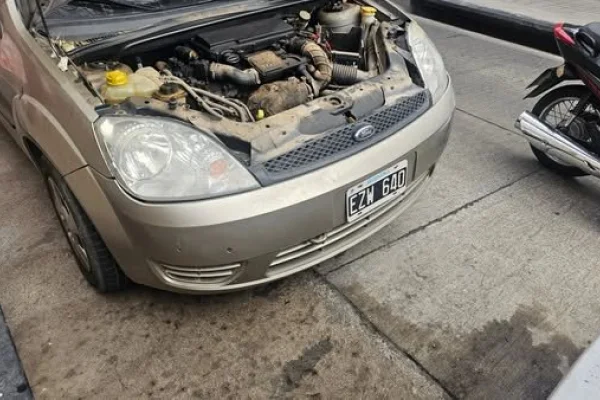 Controlaron el incendio de un auto en pleno centro capitalino