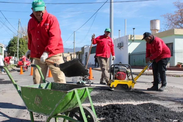 Operativo de bacheo en barrios Antártida I y ATP