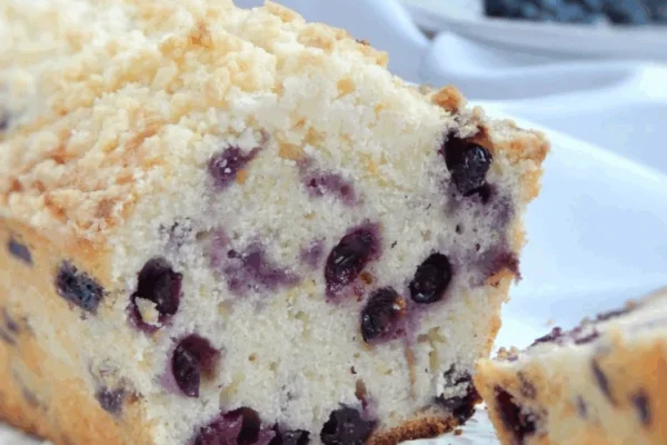 Budín de limón, arándanos y crumble: receta fácil y deliciosa para el fin de semana