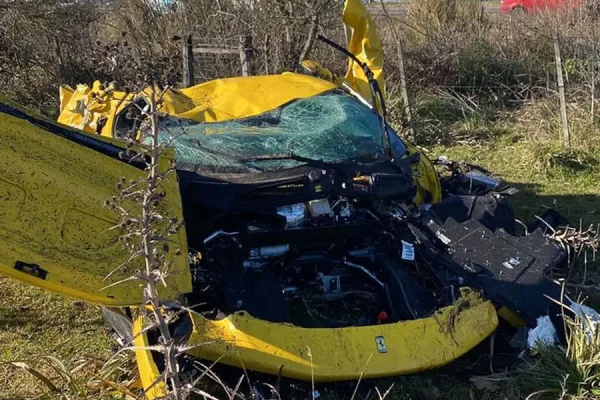 Una Ferrari se despistó y terminó destrozada dentro de un campo