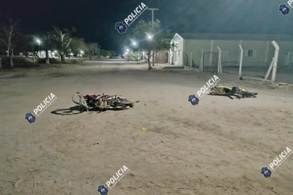 Dos motos chocaron de frente y sus conductores terminaron en el hospital