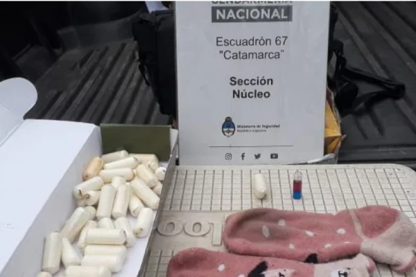 Transportaban 215 cápsulas con cocaína ingeridas y dentro de medias