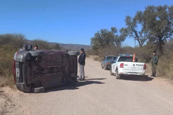 Espectacular vuelco dejó daños materiales