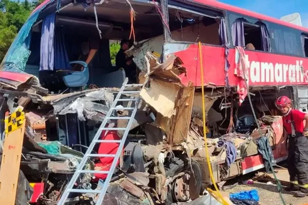 Tragedia en Brasil: 11 muertos al chocar un ómnibus turístico y un camión