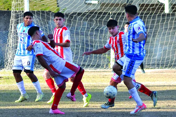 Racing goleó a Independiente y sacó ventaja en la serie de octavos