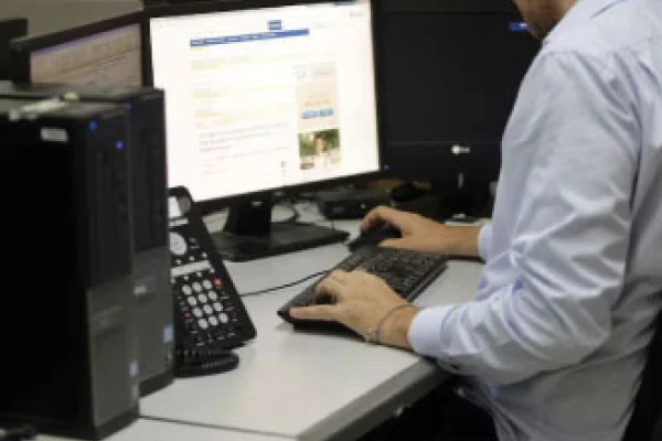 Agotados y ansiosos, pero trabajando