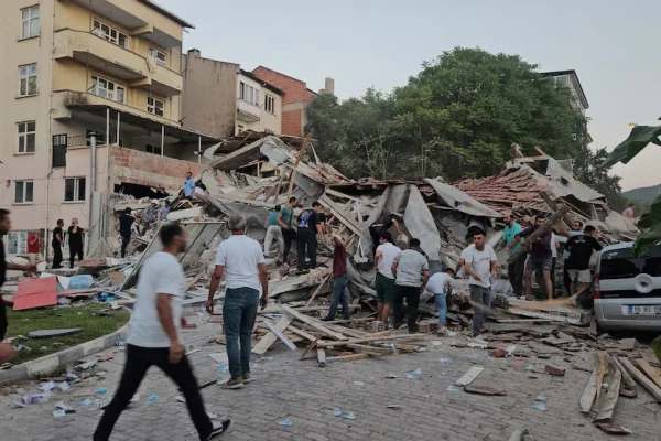 Un sismo de magnitud 6,1 sacudió el oeste de Turquía: hay heridos y edificios colapsados cerca del epicentro