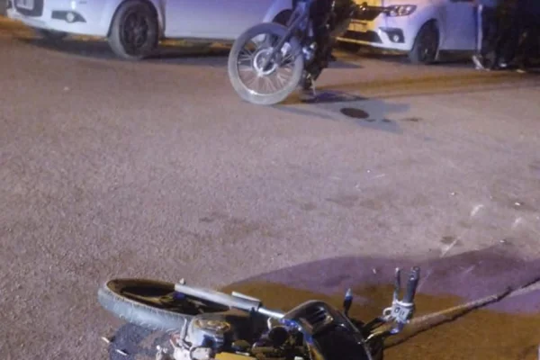 Un motociclista quiso girar en 'U' y fue embestido por otra motocicleta