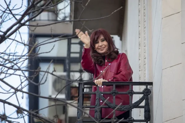 Cristina Kirchner saludó a militantes de La Cámpora que inauguraron una unidad básica con su nombre