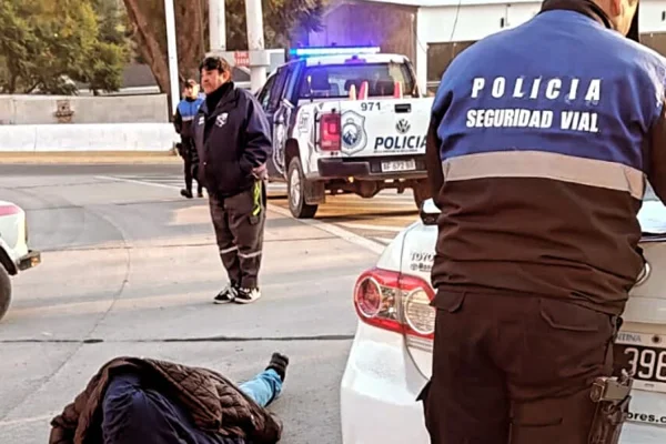 Un conductor ebrio intentó agredir a la policia en un control y fue preso