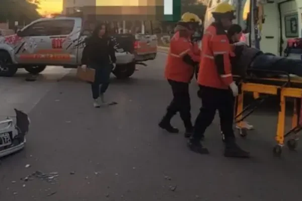 Fuerte choque entre taxi y colectivo dejó sólo daños materiales