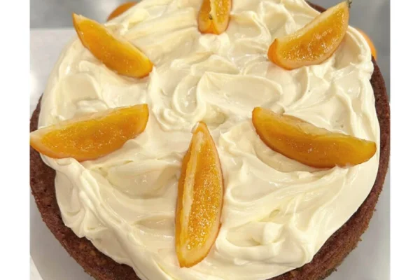 Torta húmeda de naranja: la receta fácil y riquísima ideal para servir como merienda o postre