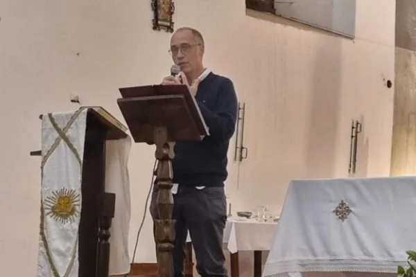 Jesuita español disertó en Iglesia Santo Domingo