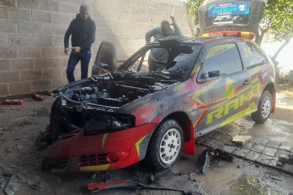 Voraz incendio consumió un auto de rally en Chamical
