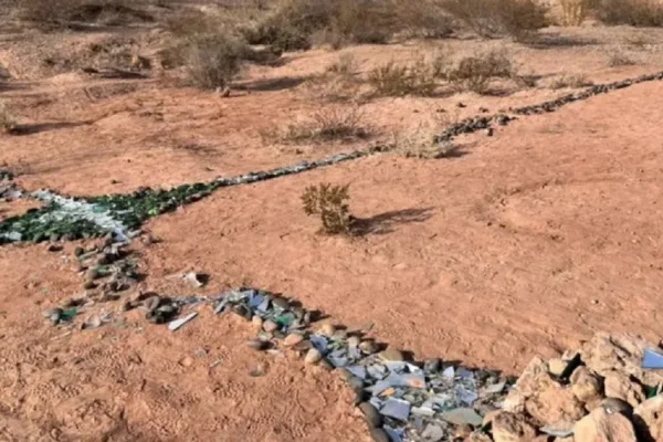 Neuquén: el misterio de la cruz gigante que apareció hecha con vidrio molido y metales