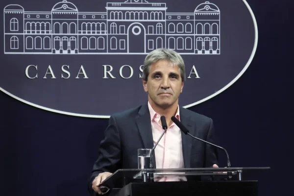 Luis Caputo no consiguió renovar un 40% de los vencimientos de deuda pese a que ofreció supertasas