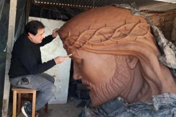 Un artista riojano levanta en Chepes un Cristo de 25 metros
